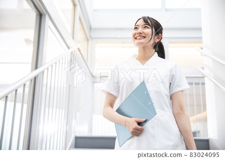 Medical staff working in hospitals (young women) Medical staff working in hospitals (young women) 83024095