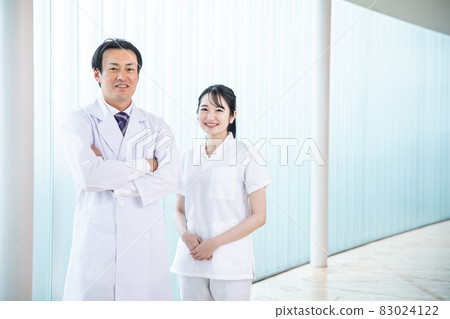 Medical staff in the hospital (2 people) Medical staff in the hospital (2 people) 83024122