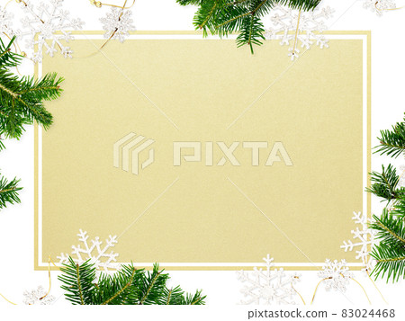 用雪花環和冷杉樹裝飾的白色和金色框架 用雪花環和冷杉樹裝飾的白色和金色框架 83024468