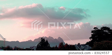 從首爾北部的夢幻森林看日落時的北漢山 83024557