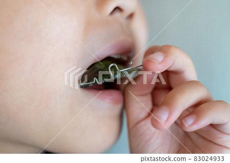 穿著加長地板的兒童 83024933