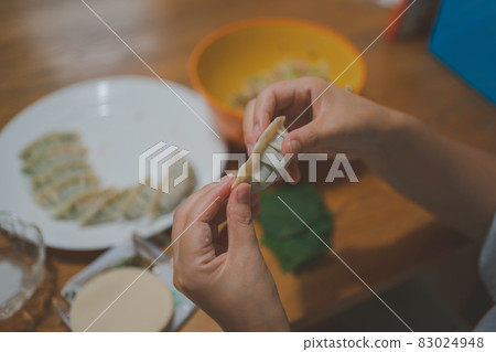 Making dumplings 83024948