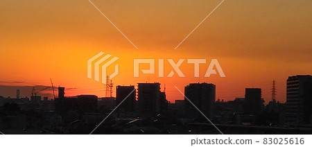 將秋日染紅的夕陽。 83025616