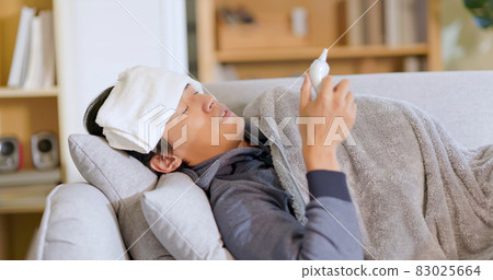 man has fever at home 83025664