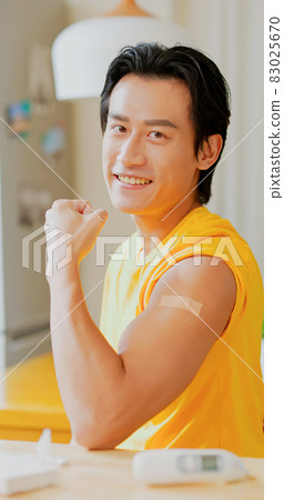 man gets vaccine 83025670