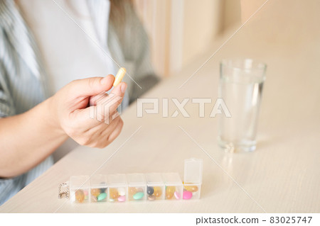Pregnant woman eat pregnancy pills. Flu supplements. Taking allergy drugs. 83025747