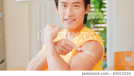 man gets vaccine 83025816