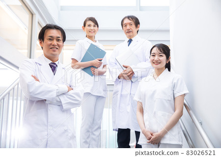 在醫院工作的醫生和護士(4人) 在醫院工作的醫生和護士(4人) 83026521