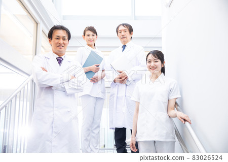 在醫院工作的醫生和護士(4人) 在醫院工作的醫生和護士(4人) 83026524