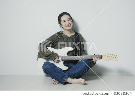 A girl with a guitar 83028304