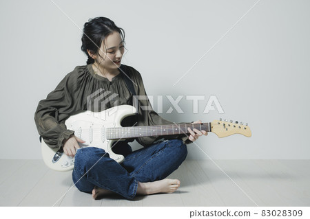A girl with a guitar 83028309