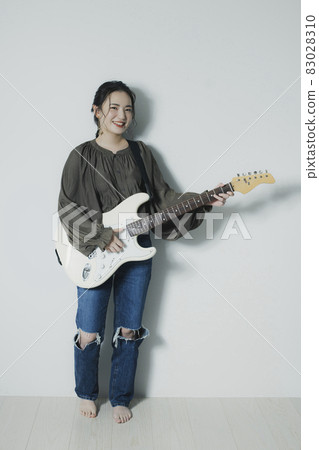 有吉他的一個女孩 有吉他的一個女孩 83028310