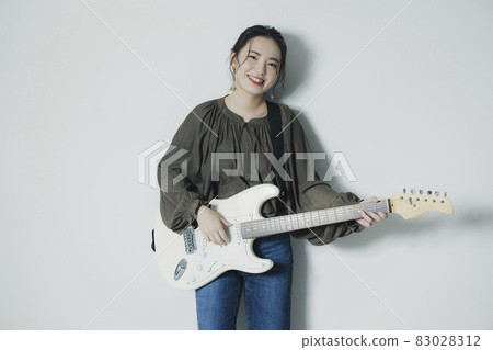 有吉他的一個女孩 83028312