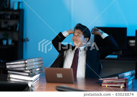 Businessman overtime middle man Businessman overtime middle man 83028874