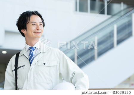 男人穿著工作服 83029130