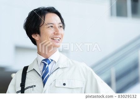 男人穿著工作服 83029132