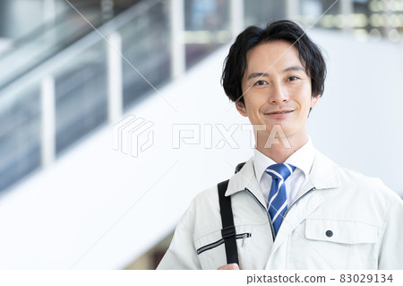 男人穿著工作服 83029134