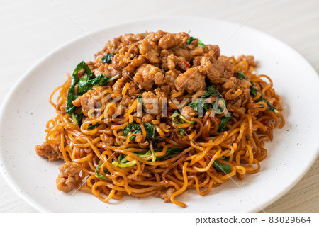 stir-fried instant noodles with Thai basil and minced pork 83029664