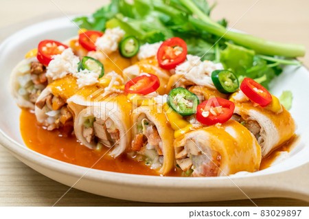 fresh spring roll with crab and sauce 83029897