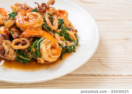 stir-fried seafood with Thai basil 83030025