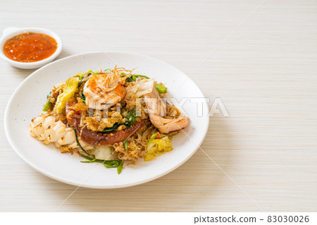 Stir-fried vermicelli with vegetables and seafood  in sukiyaki sauce 83030026