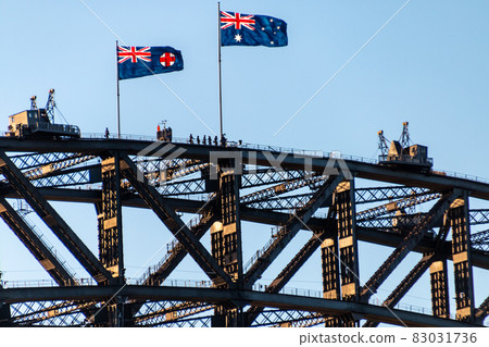 圖庫照片: 悉尼海港大橋頂部的澳大利亞國旗和橋樑攀登 83031736
