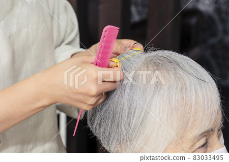 Elderly woman to perm Elderly woman to perm 83033495