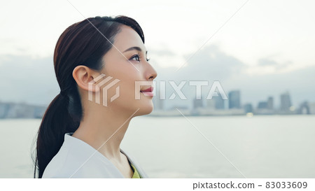 遠眺城市前方的女人 83033609