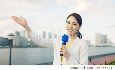 站在城市前的女播音員 站在城市前的女播音員 83033641