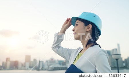 一位戴著頭盔、看著城市的女設計師和建築師 83033647
