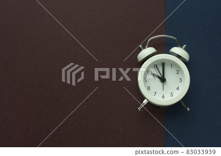 帶鬧鐘的彩色背景 帶鬧鐘的彩色背景 83033939