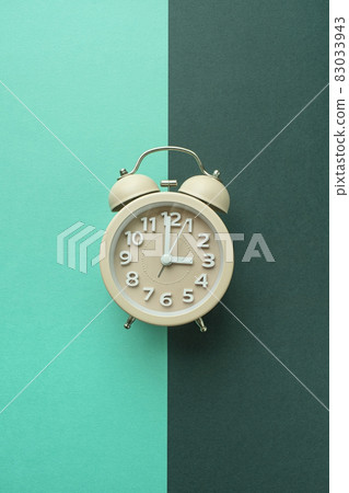 帶鬧鐘的彩色背景 帶鬧鐘的彩色背景 83033943