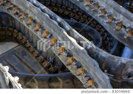 Image of a ragged rubber crawler 83034668