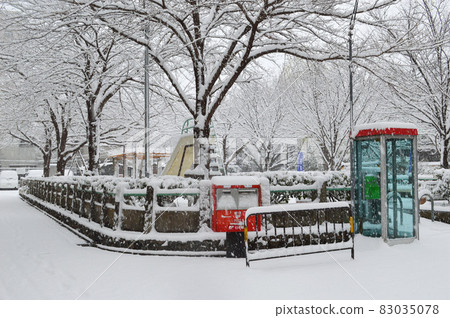 Early morning in January, winter scenery of Takasegawa Children's Park in Kyoto City 83035078