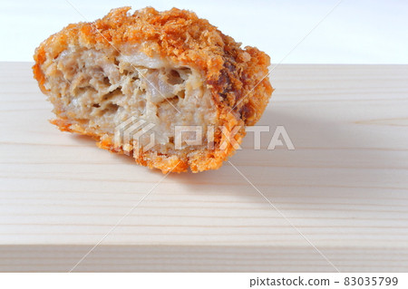 Cross section of minced meat cutlet 83035799