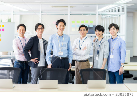 辦公室裡的年輕男性員工 辦公室裡的年輕男性員工 83035875