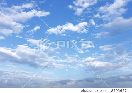 蔚藍的天空中美麗地散佈著雲彩 83036774