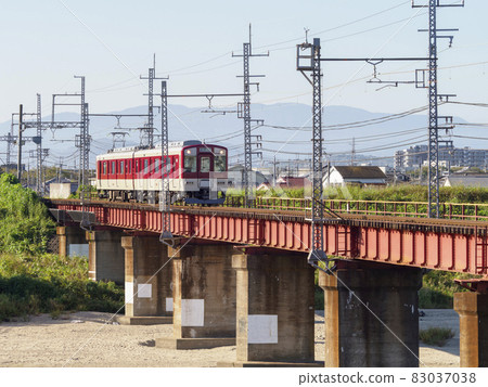穿越大和川的近鐵明治線列車 83037038