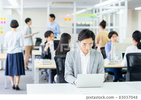 在辦公室工作的商人 83037048