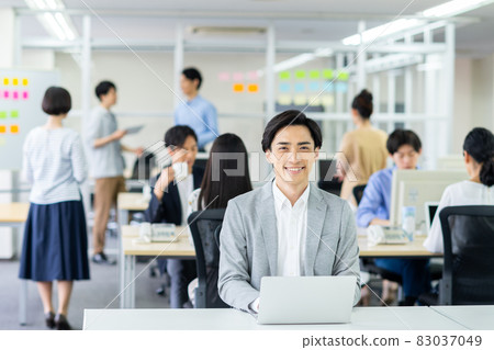 在辦公室工作的商人 83037049