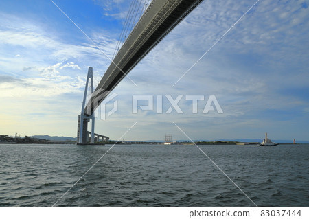 主塔在藍天中拔地而起的新湊橋 主塔在藍天中拔地而起的新湊橋 83037444