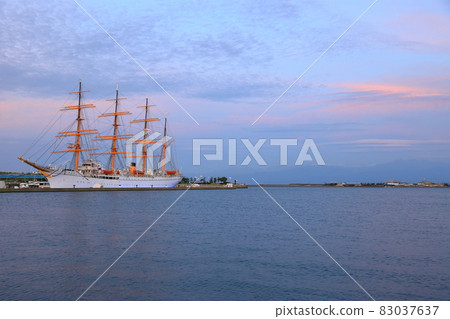 晚上的水灣區，海丸 83037637