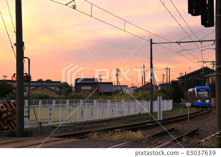 黃昏時分萬葉千線甲申方站附近 83037639