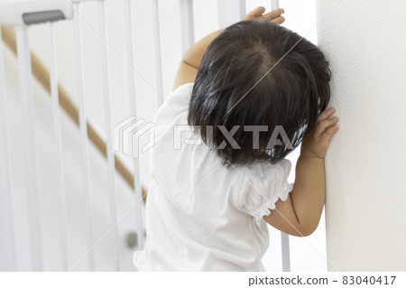 嬰兒門和嬰兒(1歲2個月大,女孩,日本人) 嬰兒門和嬰兒(1歲2個月大,女孩,日本人) 83040417