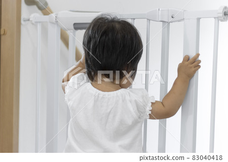 嬰兒門和嬰兒(1歲2個月大,女孩,日本人) 嬰兒門和嬰兒(1歲2個月大,女孩,日本人) 83040418