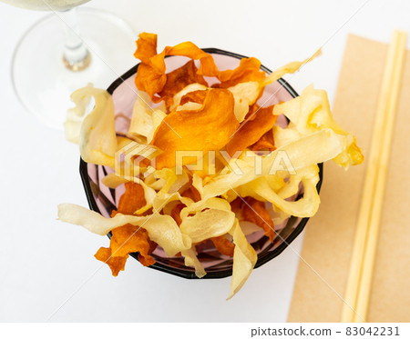 Bowl of crispy manioc and sweet potato chips 83042231