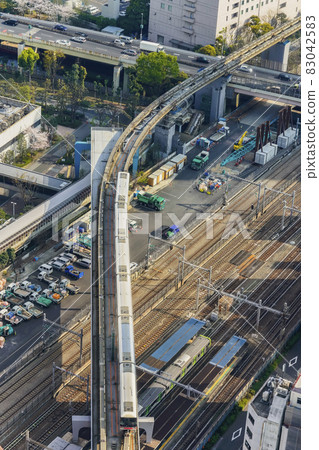 [Tokyo / Hamamatsucho] A bird's-eye view of the Tokyo Monorail Haneda Airport Line and the Metropolitan Expressway that straddle the Hamamatsucho Station line. 83042583