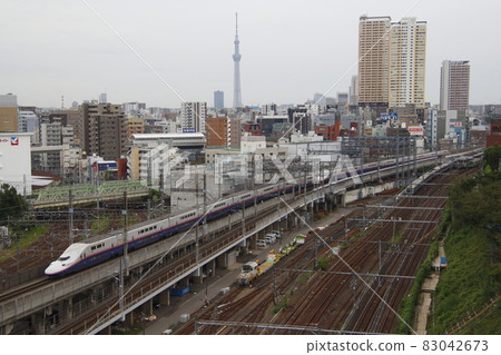 即將退役的上越新幹線 E4 系列 Max(16 節車廂列車),臨近田畑 即將退役的上越新幹線 E4 系列 Max(16 節車廂列車),臨近田畑 83042673