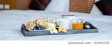Focus on fruit. In a hotel room with fruit, place a tray on the bed to welcome the arrival of VIP guests 83043549