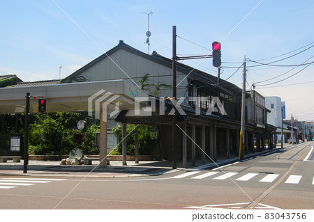 從糸魚川站和車站前的轉盤延續的翡翠路中間的西側城市景觀的另一個角度 從糸魚川站和車站前的轉盤延續的翡翠路中間的西側城市景觀的另一個角度 83043756